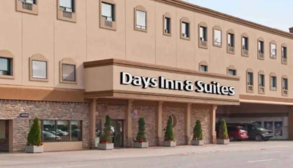 Days Inn & Suites By Wyndham Sault Ste. Marie On Exterior photo